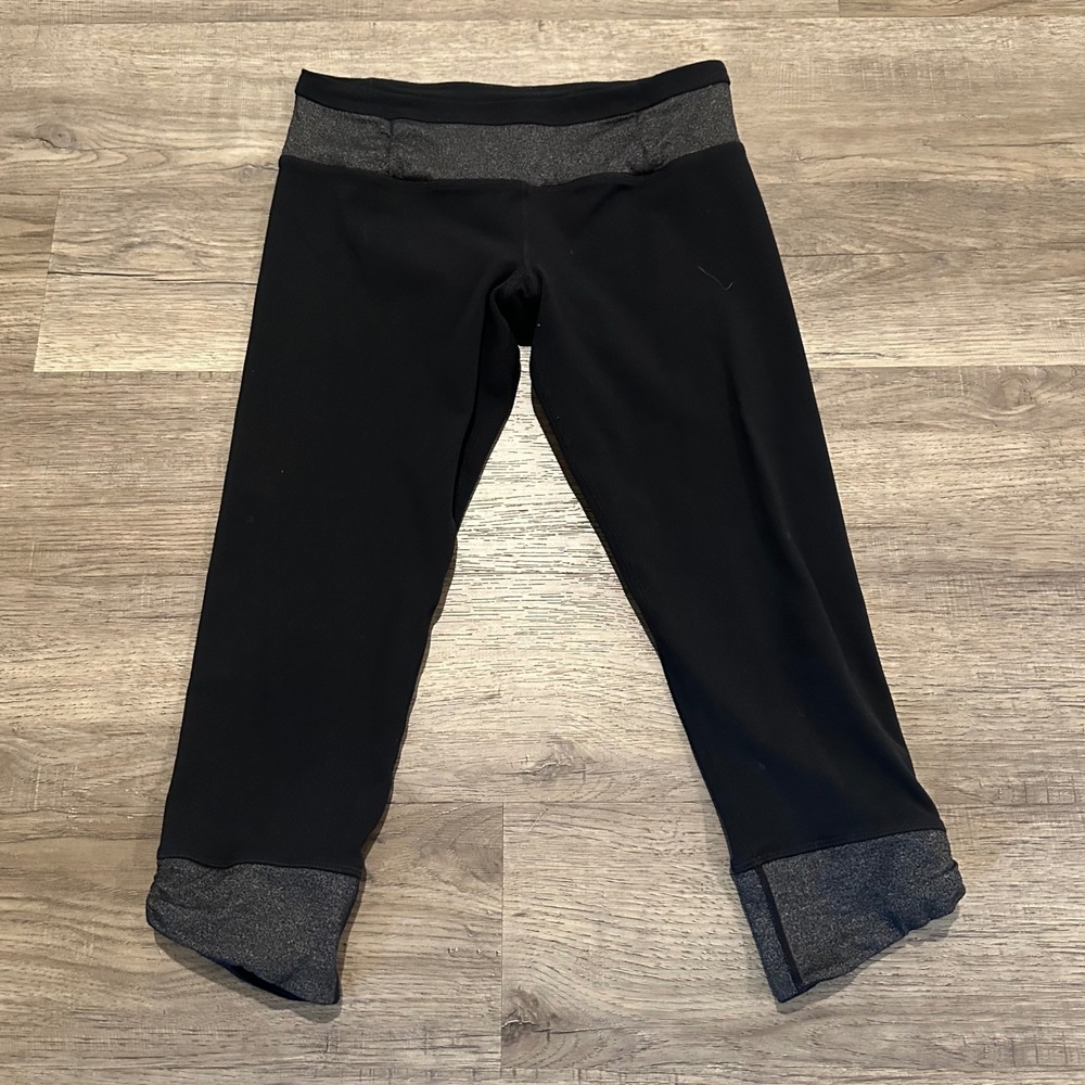 Lululemon Women's Size 6 Black Heathered Grey Athletic Cropped Leggings Mid Rise